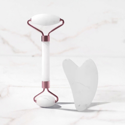 Outil Gua-Sha et rouleau pour massage visage et cou, stimule la circulation, réduit poches et tensions, rituel beauté naturel.