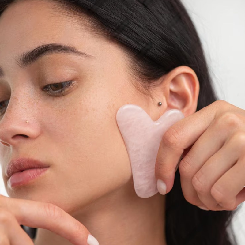 Outil Gua-Sha et rouleau pour massage visage et cou, soin naturel anti-poches et détente